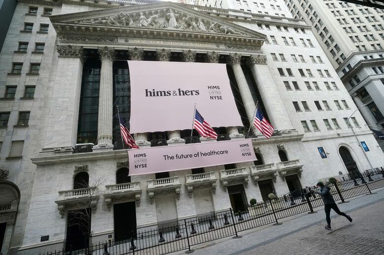 ヒムズ＆ハーズのロゴ。ニューヨーク証券取引所で21年1月撮影。REUTERS/Carlo Allegri