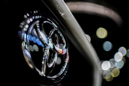 トヨタグループの中核企業の豊田自動織機が、非上場化を検討していることが分かった。写真はトヨタ自動車のロゴ。２０２４年１１月、タイのバンコクで撮影（２０２５年　ロイター/Athit Perawongmetha）