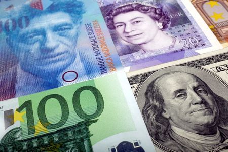 終盤のニューヨーク外為市場では、ドルとユーロがともに下落した。欧州中央銀行（ＥＣＢ）のラガルド総裁の発言を受け早期利上げへの期待が後退した（２０２２年　ロイター/Kacper Pempel）