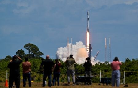 　実業家イーロン・マスク氏率いる米宇宙企業スペースＸが開発したロケット「ファルコン９」が１２日、宇宙空間で１機が分解したため連邦航空局（ＦＡＡ）から飛行停止処分を受けた。フロリダ州ケープカナベラルで５月撮影（２０２４年　ロイター/Steve Nesius）