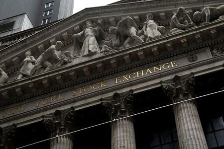 米国株式市場は下落し、ダウ工業株３０種が１７７ドル値下がりした。写真はニューヨーク証券取引所。２０２０年１０月撮影（２０２１年　ロイター/Carlo Allegri）