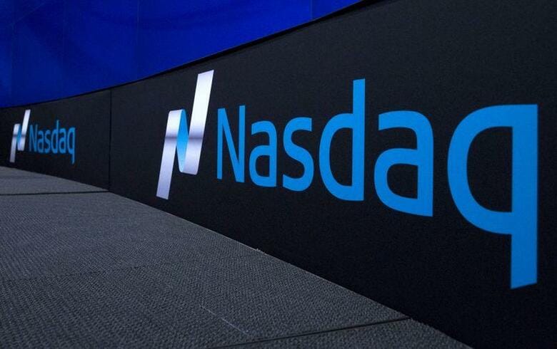 金融市場運営会社の米ナスダックは、近く公表する新規株式公開(IPO)の新たなルールで上場基準を厳格化し、一部の中国企業の上場を制限する見通し。写真はニューヨークで2015年9月撮影(2020年　ロイター/Brendan McDermid)