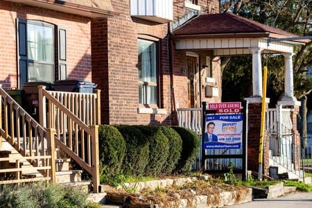 カナダで住宅ローン返済額が急増し、支払い不能になるのを恐れた所有者が慌てて売却する動きが広がっている。写真は売却の看板が設置された住宅。トロントで２１年撮影。（2024年 ロイター/Carlos Osorio/File Photo）