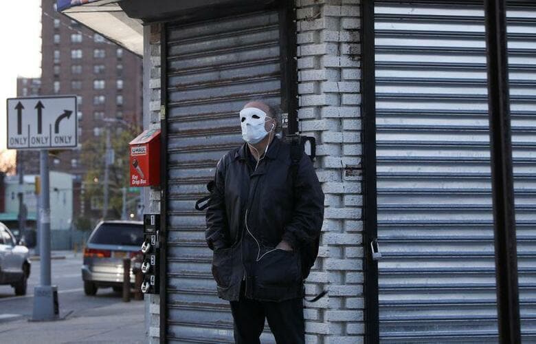 米疾病対策センター（CDC）の12日の発表によると、国内の新型コロナウイルス感染者数は11日時点で52万5704人と、前日から3万3288人増加し、50万人を突破した。死者は2万2000人に迫った。写真は4月11日、ニューヨーク市ブルックリンで撮影（2020年　ロイター/Caitlin Ochs）