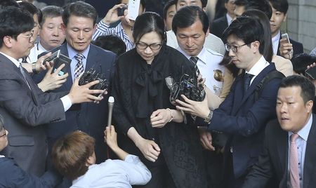 　５月２２日、大韓航空の前副社長、趙顕娥（チョ・ヒョンア）被告が、機内でのナッツの出し方に腹を立て、搭乗機を引き返させたとして航空保安法違反などの罪に問われた事件の控訴審で、ソウル高裁は、同被告に懲役１０月、執行猶予２年の判決を言い渡した。写真は、報道陣に囲まれる趙顕娥（チョ・ヒョンア）被告（中央）、２２日撮影（２０１５年　ロイター／Yonhap）