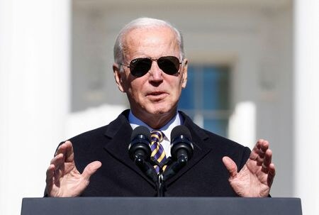 　１１月２８日、    バイデン米大統領（写真）は、鉄道輸送サービスが停止すれば経済に壊滅的な影響が及ぶとして、ストライキを回避するために議会に介入するよう要請した。写真はワシントンで２１日撮影（２０２２年　ロイター／Evelyn Hockstein  ）