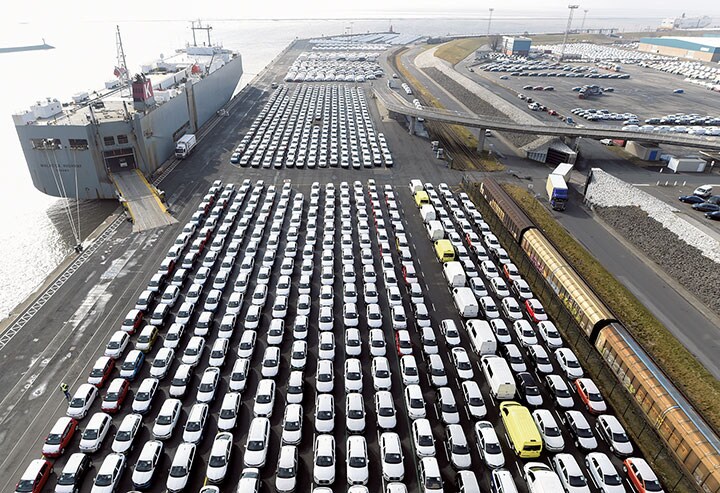 ドイツ北西部の港湾で出荷を待つフォルクスワーゲンの車　FABIAN BIMMER-REUTERS