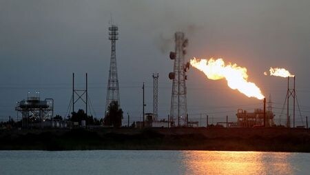 ２９日の取引で原油先物が上昇し、米ＷＴＩは２０％超急伸した。米週間石油統計で原油在庫が予想ほど増加せず、ガソリン在庫が予想外に減少したことが材料視された。イラク・バスラで３月撮影（２０２０年　ロイター/Essam Al Sudani）