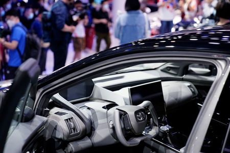 　４月１９日、トヨタ自動車は、２０２５年までに電気自動車（ＥＶ）１５車種を投入すると発表した。トヨタのコンセプトＥＶ、上海モーターショーで撮影（２０２１年　ロイター／Aly Song）