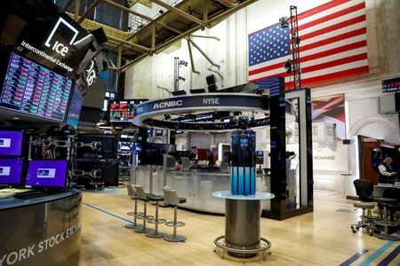 米国株式市場は続伸。新型コロナウイルス禍による景気低迷の打撃を受けていたセクターに安値拾いの買いが入り、エネルギー株や金融株がこの日の上昇を主導した。ニューヨーク証券取引所で５月撮影（２０２０年　ロイター/Brendan McDermid）