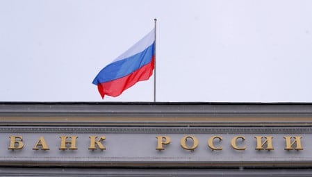 　１０月２５日、ロシア中央銀行は政策金利を７％から６．５％に引き下げると発表した。写真は中銀本店。２０１８年１２月３日、モスクワで撮影（２０１９年　ロイター/Maxim Shemetov）
