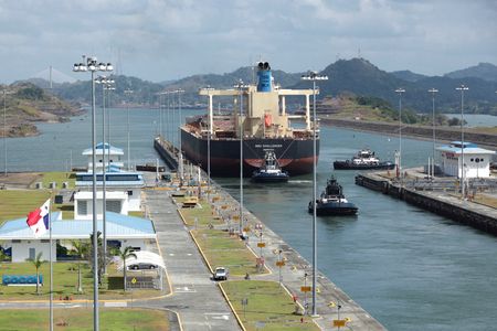 　８月１６日、パナマ運河庁は、運河の通航制限実施期間を９月２日まで延長し、１日当たりの通航許可隻数を最大３２隻に据え置く、と海運業界に通知した。写真はパナマ運河。パナマ市で４月撮影（２０２３年　ロイター／Aris Martinez）