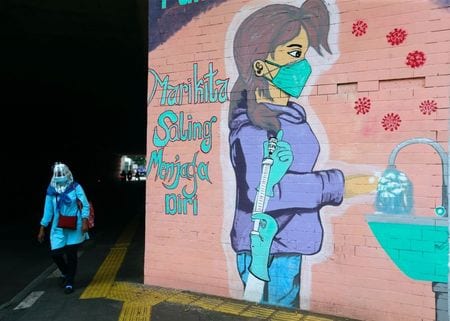 　インドネシアで８月４日、新型コロナウイルス感染による死者が１０万人を突破した。最近では同国の新型コロナ死者数が、世界全体の５人に１人を占めている。７月、ジャカルタで撮影（２０２１年　ロイター/Ajeng Dinar Ulfiana）