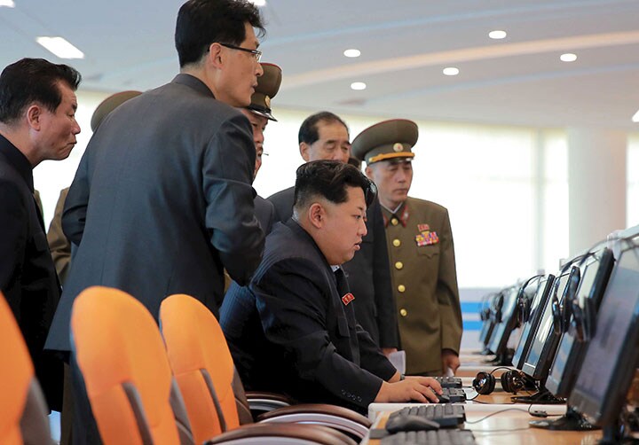 北朝鮮・平壌の科学技術殿堂で実地指導をする金正恩委員長　REUTERS/KCNA