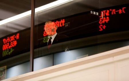 　１月１５日、前場の東京株式市場で、日経平均は前営業日比１１０円２９銭安の２万３９１４円８８銭となり、反落した。写真は東京証券取引所で２０１９年１２月撮影（２０２０年　ロイター/Kim Kyung-Hoon）