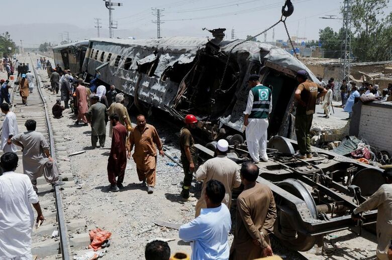 パキスタン南西部バルチスタン州の鉄道線路付近で爆発が発生した後、作業に当たる鉄道職員。5月24日撮影。REUTERS/Naseer Ahmed