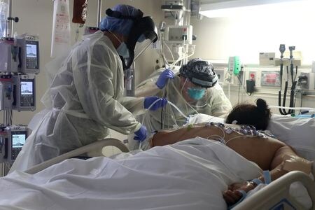 　８月５日、ロイターの集計によると、世界の新型コロナウイルス感染による死者が５日、７０万人を突破した。写真はカリフォルニア州のＩＣＵでコロナ感染症患者に対応する医療従事者。５月撮影（２０２０年　ロイター／Lucy Nicholson）