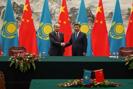 カザフスタン外務省は５日、中国の習近平国家主席が１４日にカザフスタンを訪問すると発表した。トカエフ大統領と会談し、二国間文書に署名する予定。両首脳、２０１９年９月の北京での代表撮影。（2022年　ロイター）