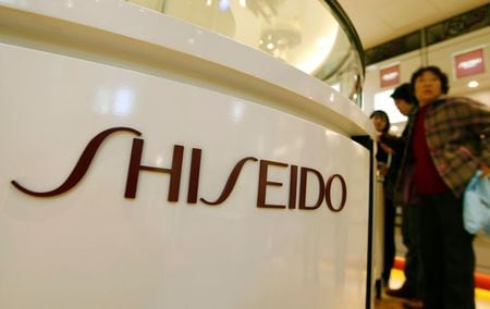 　１月２２日、東京株式市場で資生堂株は大幅続伸し５％超高での推移となっている。低価格帯のヘアケアブランドの「ＴＳＵＢＡＫＩ」などの日用品事業を、欧州系大手投資ファンドＣＶＣキャピタル・パートナーズに売却するとの報道があり材料視されている。写真は資生堂のロゴ。都内で２００８年４月撮影（２０２１年　ロイター/Issei Kato）