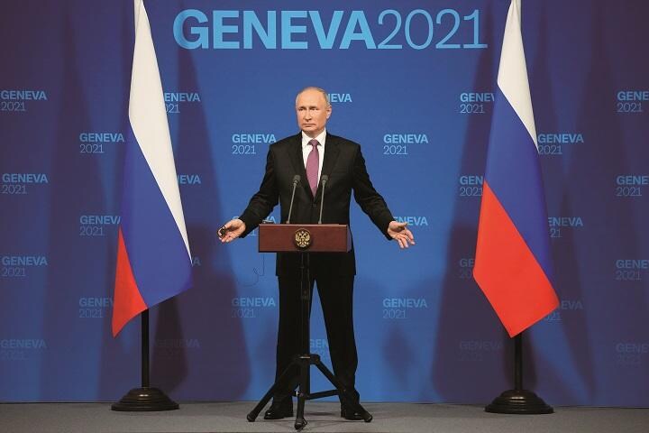 首脳会談終了後、記者会見に応じるプーチン（6月16日）ALEXANDER ZEMLIANICHENKOーPOOLーREUTERS