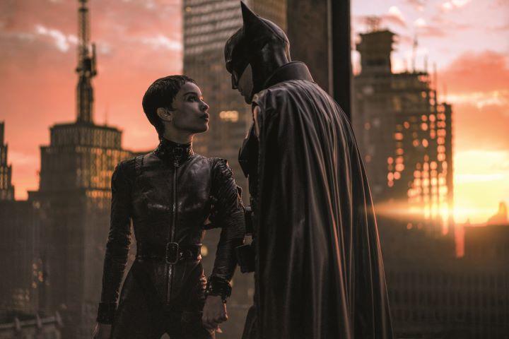 子供の頃から心に傷を抱えてきたブルースとキャットウーマン(左)に絆が生まれる　PHOTO BY JONATHAN OLLEY FOR WARNER BROS.-SLATE