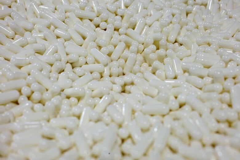 ３月２４日、Ｃ型肝炎の完治が見込める画期的な新薬が異例ともいえる大幅な薬価引き下げの対象となり、製薬業界が反発している。写真はリガで２０１０年１１月撮影（２０１６年　ロイター/Ints Kalnins）