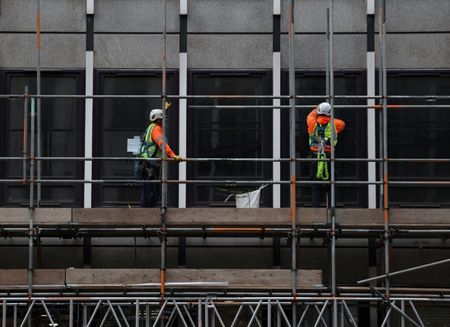 写真はオフィスビルで作業している建設作業員。1月16日、ロンドンで撮影。REUTERS/Isabel Infantes
