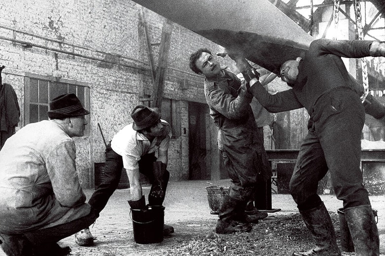 ドイツの「ゲストワーカー・プログラム」でトルコなどからやって来てベルリンの工場で働く労働者（1966年）　KONRAD GIEHRｰPICTURE ALLIANCE/GETTY IMAGES