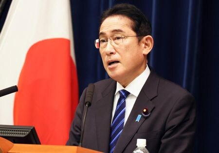 岸田文雄首相は５日、経済３団体合同賀詞交歓会であいさつし、物価上昇に賃上げが追いつかないとスタグフレーションの可能性があると警鐘を鳴らす声があると指摘し、物価上昇率を上回る賃上げの実現を要請した。写真は昨年１２月都内で撮影（２０２３年　ロイター）