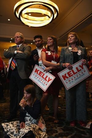米原油先物は下落。米上院で共和党が多数を維持する見通しとなり、大規模財政支出への期待後退を背景としたドル高を受けている。写真は米議会選挙で上院共和党候補の支援に駆けつけた支持者たち。１１月３日に撮影。（２０２０年　ロイター／Brandon Bell ）