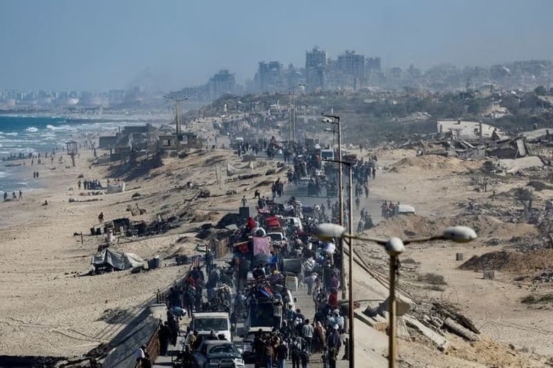 イスラエルとイスラム組織ハマス間の停戦が維持されているとみられる中、数千人のパレスチナ人が１１日、パレスチナ自治区ガザの海岸沿いを北上し、徒歩や車で自宅に向かった。写真はガザ地区中部で撮影（２０２５年　ロイター/Mahmoud Issa）