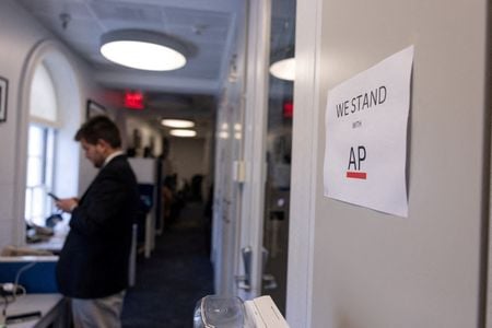 　４月１６日、トランプ米大統領によってホワイトハウスの代表取材から締め出されたＡＰ通信の弁護団は、ＡＰへの取材制限を係争中に解除するように命じたワシントンの連邦地裁命令をトランプ氏の側近が無視していることを非難する声明を出した。ホワイトハウスの会見室前で先月２６日撮影（２０２５年　ロイター／Carlos Barria）