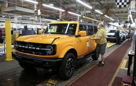 米自動車大手フォード・モーターは５日、一部地域のホワイトカラー部門従業員に希望退職奨励案を提示し、１０００人削減を目指すことを明らかにした。写真は米ミシガン州の組立工場。６月撮影。（2021年 ロイター/Rebecca Cook ）