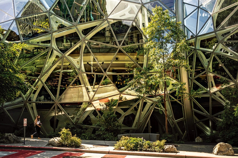 都会の中の熱帯雨林として有名なアマゾン本社の施設スフィアーズ　DAVID RYDER/GETTY IMAGES
