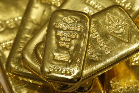 　３月２３日、米金融大手ゴールドマン・サックスは、金融リスクが意識される中、金が引き続き最良の安全資産だとして、金価格の目標を１トロイオンス＝２０５０ドルとし、１９５０ドルから引き上げた。写真はチューリッヒで２０１３年４月撮影（２０２３年　ロイター／Arnd Wiegmann）