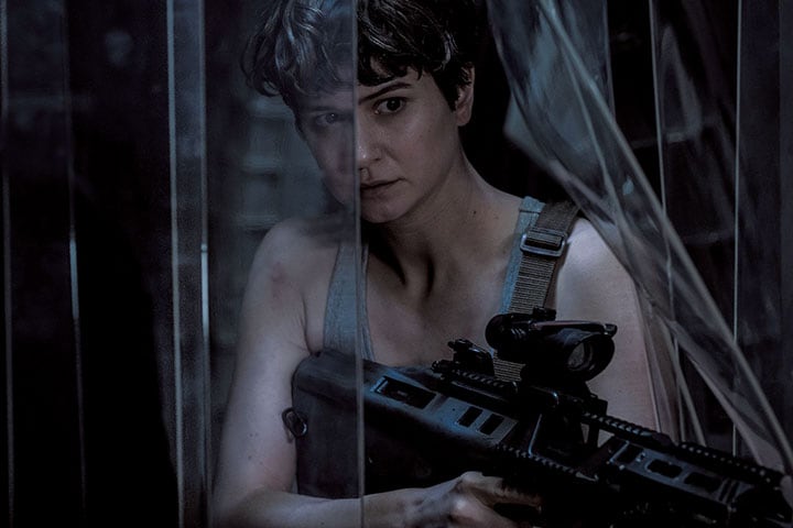 最新作でエイリアンと死闘を繰り広げるダニエルズ　©2017 TWENTIETH CENTURY FOX FILM CORPORATION. ALL RIGHTS RESERVED