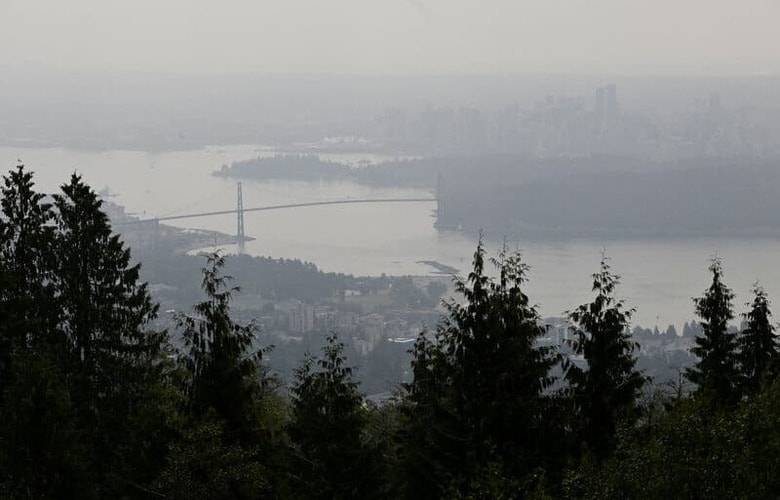 カナダ西部ブリティッシュコロンビア州で山火事が拡大した。12日、バンクーバーで撮影（2022年　ロイター/Jennifer Gauthier）