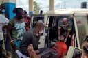 病院に救急車で担ぎ込まれる患者　Victoire Mukenge-REUTERS