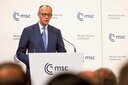 2月のミュンヘン安全保障会議で演説するフリードリヒ・メルツ独首相。同会議でも欧州独自の核抑止力が話し合われた　ALEX KRAUS-BLOOMBERG/GETTY IMAGES