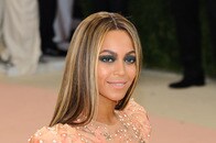 ビヨンセ、スーパーボウルCMでの「七変化」にファン歓喜...新曲予告では「妖麗衣装で寝そべる姿」も