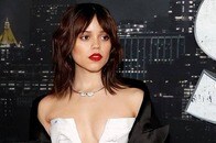 『Wednesday』のジェナ・オルテガ、鍛えられた美脚の秘訣はサッカーだった