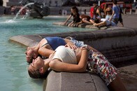 欧州を襲う「異常」熱波──ロンドンでは噴水で暑気ばらい