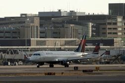 米デルタ航空、通期利益予想25％引き下げ　燃料費急騰で