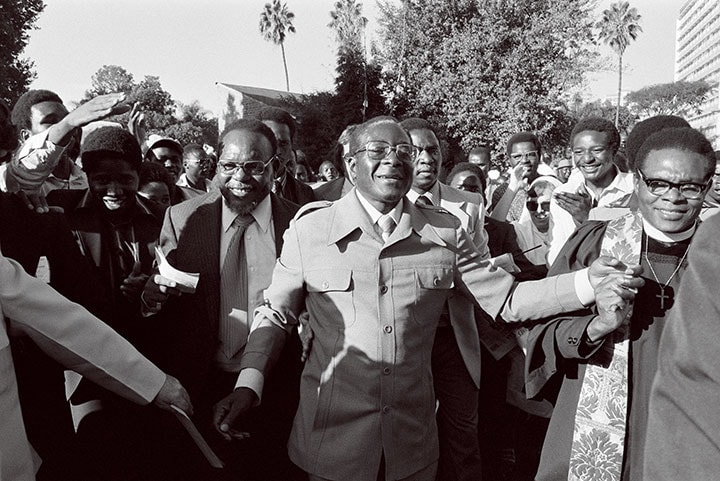 権力を握ったムガベ（中央）は白人との宥和政策で称賛されたが（80年4月）　Jean-Claude Francolon-Gamma-Rapho/GETTY IMAGES