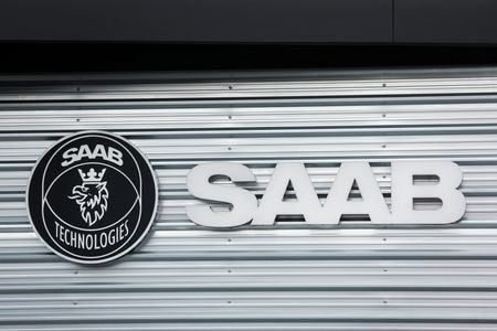 　５月２７日、スウェーデン防衛大手サーブのミカエル・ヨハンソン最高経営責任者（ＣＥＯ）は、同国中部カールスコーガの工場で、欧州各国政府に対し、欧州連合（ＥＵ）が支援する防衛関連プロジェクトを軌道に乗せる取り組みを強化するよう呼びかけた。写真は、国際パリ航空ショーで撮影された同社ロゴ。２０２３年６月、フランスのパリ近郊ル・ブルジェ空港で撮影（２０２３年　ロイター/Benoit Tessier）