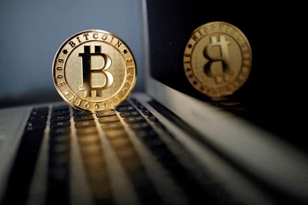 暗号資産（仮想通貨）ビットコインの価格が４７％急騰したことを背景に、資産管理会社やヘッジファンド、年金基金といった資産運用会社が２０２４年第４・四半期にビットコイン価格と連動する米国の上場投資信託（ＥＴＦ）の保有割合を増やしたことが、米証券取引委員会（ＳＥＣ）への最近の提出書類で分かった。２０１７年６月、パリで撮影（２０２５年　ロイター/Benoit Tessier）