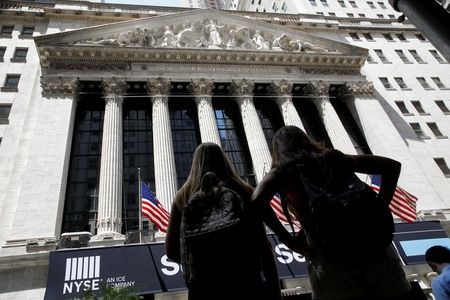 米国株式市場は、Ｓ＆Ｐ総合５００種指数が最高値を更新。スポーツ用品大手ナイキや銀行株の一角が買われた（２０２１年　ロイター／Brendan McDermid）