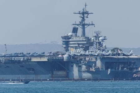 米カリフォルニア州サンディエゴで撮影された米原子力空母「エーブラハム・リンカーン」。2025年8月撮影。REUTERS/Mike Blake/File Photo