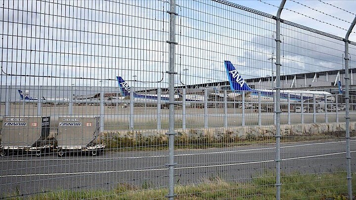 関空の第1ターミナルに留め置かれた3機の全日空機。エンジン等に海水が入り、補修が必要なのだという（写真：traicy後藤卓也氏）