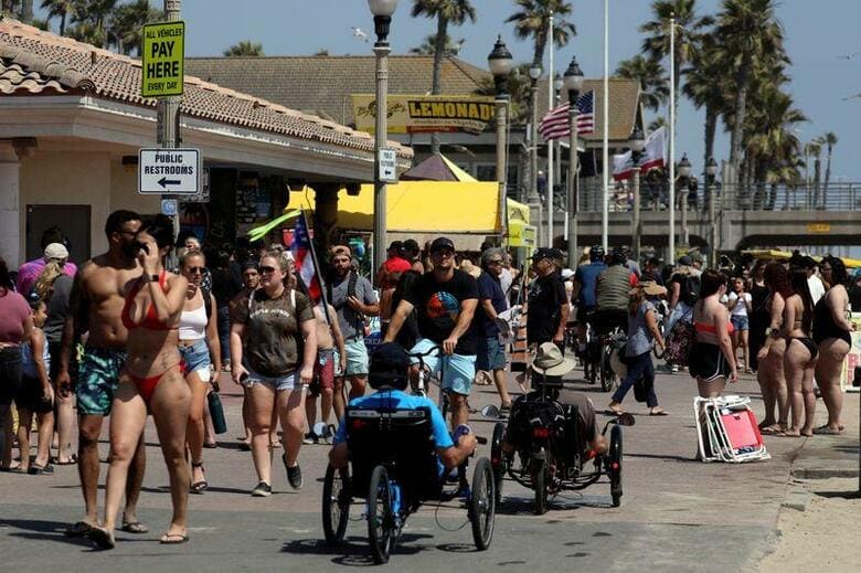 カリフォルニア州は１８日、自宅以外のほとんどの時間でマスク着用を義務付けると発表した。新型コロナウイルスのパンデミック（世界的大流行）下においてマスク着用が軽視されていることに対応する。ハンティントンビーチで５月撮影（２０１９年　ロイター/PATRICK T. FALLON）